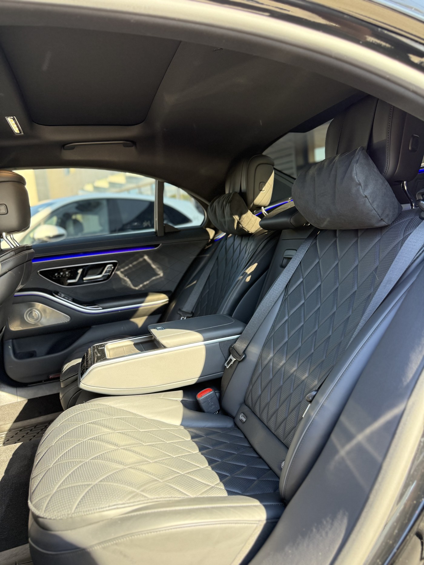 Mercedes-Benz S580 — rear passenger cabin